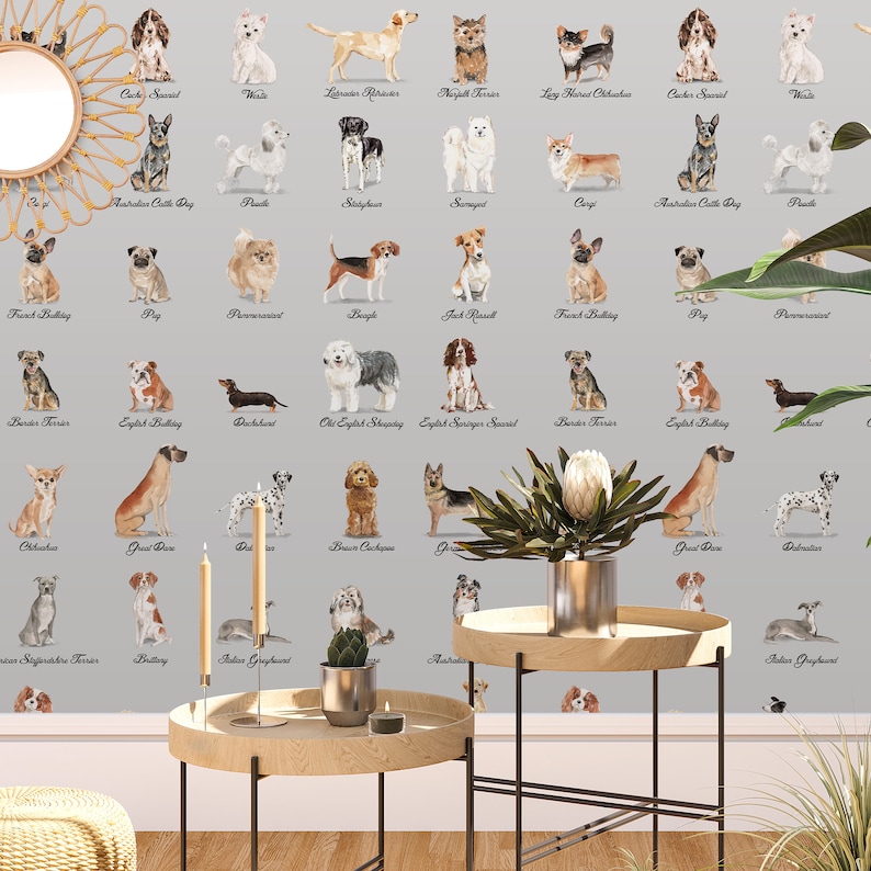 Puede incluir: Un papel tapiz gris con ilustraciones de diferentes razas de perros. Cada perro est&aacute; etiquetado con el nombre de su raza. El papel tapiz se muestra en una habitaci&oacute;n con una mesa de madera y una planta en maceta.