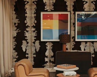 Shibori Ink Spots Wallpaper: Neutral Beige and Black Abstract Design for a Contemporary and Sophisticated Look
