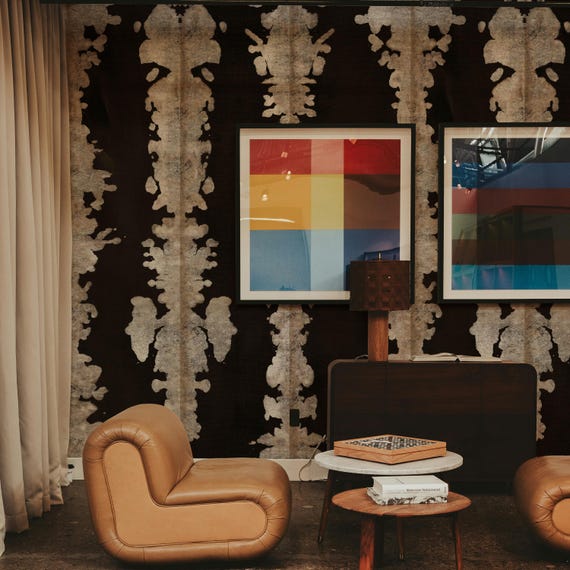 Shibori Ink Spots Wallpaper: Neutral Beige and Black Abstract Design for a Contemporary and Sophisticated Look