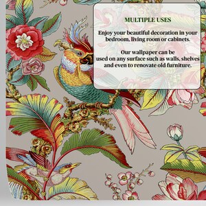 Puede incluir: Un papel tapiz colorido con un loro y flores tropicales. El texto "MULTIPLE USES" se muestra en un cuadro blanco. El texto dice "Disfruta de tu hermosa decoraci&oacute;n en tu dormitorio, sala de estar o armarios. Nuestro papel tapiz se puede usar en cualquier superficie como paredes, estantes e incluso para renovar muebles viejos."