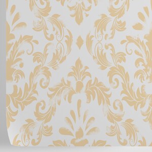 K&ouml;nnte beinhalten: Ein wei&szlig;er Hintergrund mit einem sich wiederholenden Muster aus goldenen Damask-Blumenmustern.