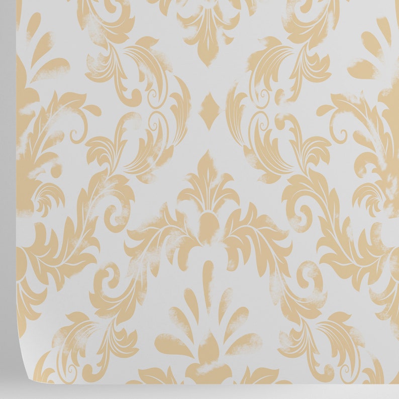 K&ouml;nnte beinhalten: Ein wei&szlig;er Hintergrund mit einem sich wiederholenden Muster aus goldenen Damask-Blumenmustern.