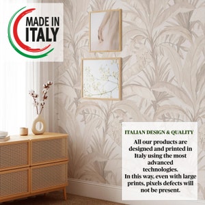 Pu&ograve; includere: Una carta da parati beige con un motivo a foglie tropicali. Il testo "MADE IN ITALY" &egrave; in un cerchio nell'angolo in alto a sinistra. Il testo "ITALIAN DESIGN & QUALITY" &egrave; nell'angolo in basso a destra. Il testo sottostante recita: "Tutti i nostri prodotti sono progettati e stampati in Italia utilizzando le tecnologie pi&ugrave; avanzate. In questo modo, anche con stampe di grandi dimensioni, i difetti dei pixel non saranno presenti."