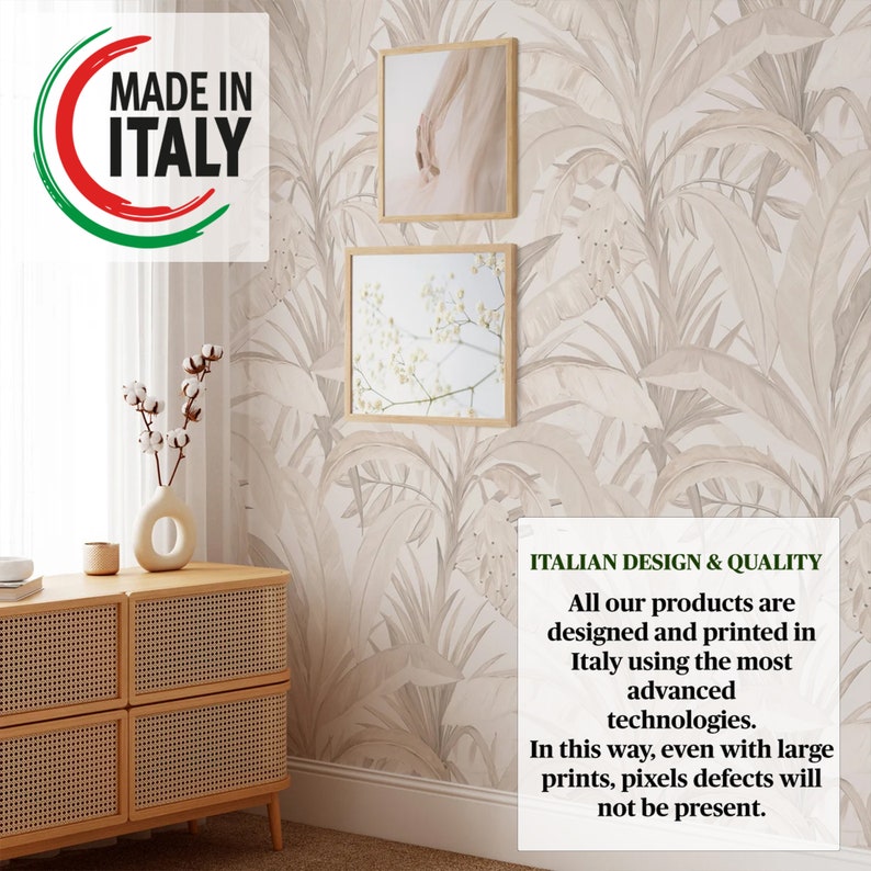 Pu&ograve; includere: Una carta da parati beige con un motivo a foglie tropicali. Il testo "MADE IN ITALY" &egrave; in un cerchio nell'angolo in alto a sinistra. Il testo "ITALIAN DESIGN & QUALITY" &egrave; nell'angolo in basso a destra. Il testo sottostante recita: "Tutti i nostri prodotti sono progettati e stampati in Italia utilizzando le tecnologie pi&ugrave; avanzate. In questo modo, anche con stampe di grandi dimensioni, i difetti dei pixel non saranno presenti."