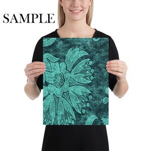 Pode incluir: Um padr&atilde;o floral azul-turquesa e turquesa sobre um fundo azul escuro. O padr&atilde;o lembra um design de papel de parede vintage.
