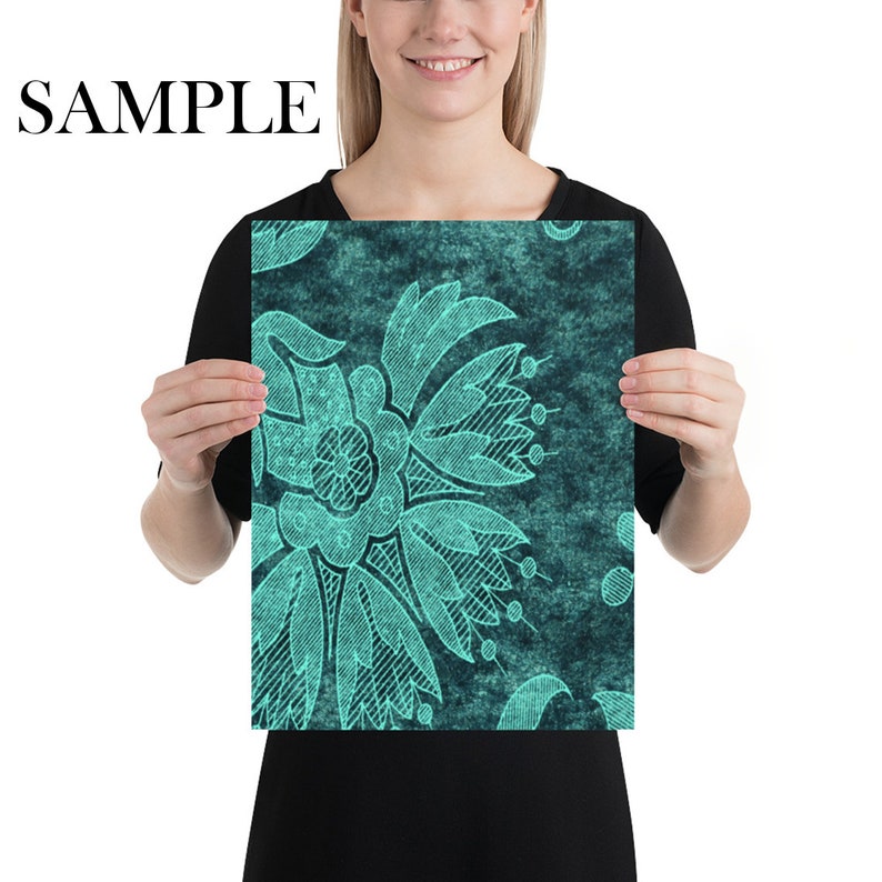 Pode incluir: Um padr&atilde;o floral azul-turquesa e turquesa sobre um fundo azul escuro. O padr&atilde;o lembra um design de papel de parede vintage.