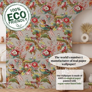 Puede incluir: Un papel tapiz floral con un patr&oacute;n repetitivo de flores rosas, hojas verdes y p&aacute;jaros amarillos y verdes. El papel tapiz est&aacute; etiquetado como "100% ECO FRIENDLY" y "&iexcl;El fabricante n&uacute;mero 1 del mundo de papel tapiz real!" El texto tambi&eacute;n dice "Nuestro papel tapiz est&aacute; hecho de papel ecol&oacute;gico 100% pintado con tintas veganas a base de agua."