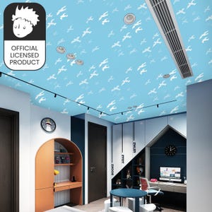 Peut inclure: Une pièce avec un plafond bleu clair orné de silhouettes d'oiseaux blancs. La pièce comprend un bureau, des étagères et une table ronde. L'image comprend un logo "OFFICIAL LICENSED PRODUCT".