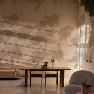 Carta da Parati Floreale Astratta in Tonalità Beige - Elegante Decorazione Murale per Interni Contemporanei
