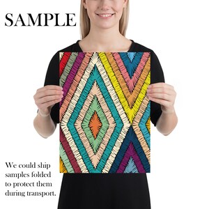 K&ouml;nnte beinhalten: Ein farbenfrohes geometrisches Muster mit einem Diamanten-Design. Das Muster besteht aus verschiedenen Farben, darunter Rot, Orange, Gelb, Gr&uuml;n, Blau, Lila und Pink. Das Muster ist mit einem Kreuzstich-Design zusammengen&auml;ht.