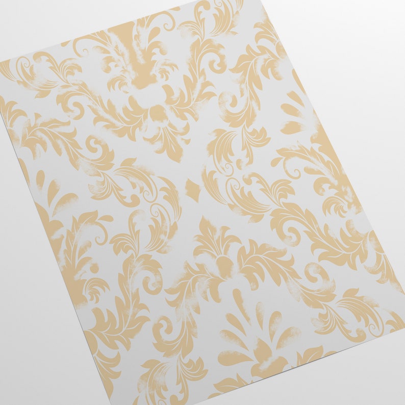 K&ouml;nnte beinhalten: Ein wei&szlig;er Hintergrund mit einem sich wiederholenden Muster aus goldenen floralen Designs. Das Design ist ein traditionelles Damastmuster.
