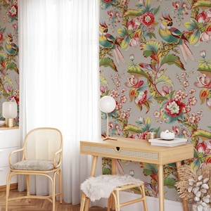 Puede incluir: Un papel tapiz gris claro con un patr&oacute;n floral tropical con flores rosas, rojas y amarillas, hojas verdes y loros coloridos.