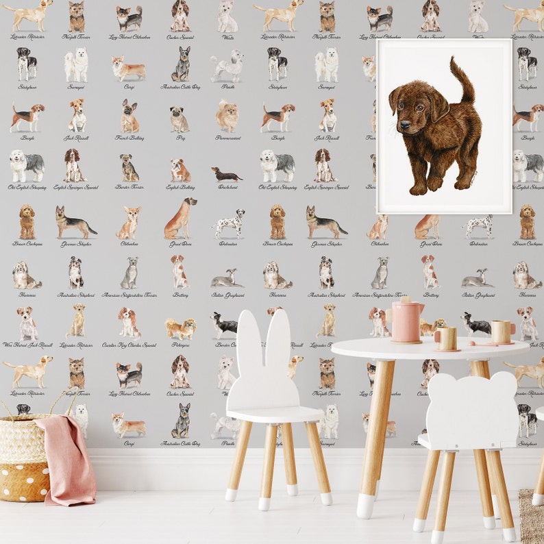 Puede incluir: Un papel tapiz gris con ilustraciones de diferentes razas de perros. El papel tapiz presenta una variedad de razas de perros, incluyendo Labrador Retrievers, Golden Retrievers, Poodles y Bulldogs. El papel tapiz es perfecto para los amantes de los perros y se ver&iacute;a genial en la habitaci&oacute;n de un ni&ntilde;o o en una oficina en casa con tem&aacute;tica de perros.