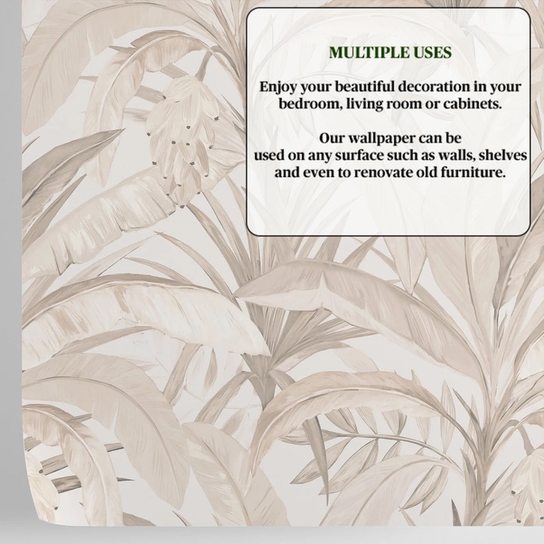 Pu&ograve; includere: Un motivo di carta da parati tropicale con foglie beige e bianche. Il testo "MULTIPLE USES" &egrave; in una casella verde. Il testo recita "Goditi la tua bellissima decorazione nella tua camera da letto, soggiorno o armadi. La nostra carta da parati pu&ograve; essere utilizzata su qualsiasi superficie come pareti, mensole e persino per ristrutturare mobili vecchi."