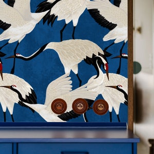 Asiatisch Inspirierte blaue Tapete: Eleganter Reiher und Kranich in Kobaltblau | Asiatisch inspiriertes Dekor
