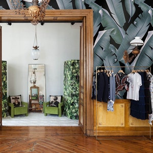 Tropisch behang met zwarte bladeren, muurkunst palmprint voor Dark Tropical Decor afbeelding 5