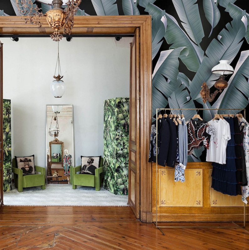 Tropisch behang met zwarte bladeren, muurkunst palmprint voor Dark Tropical Decor afbeelding 5