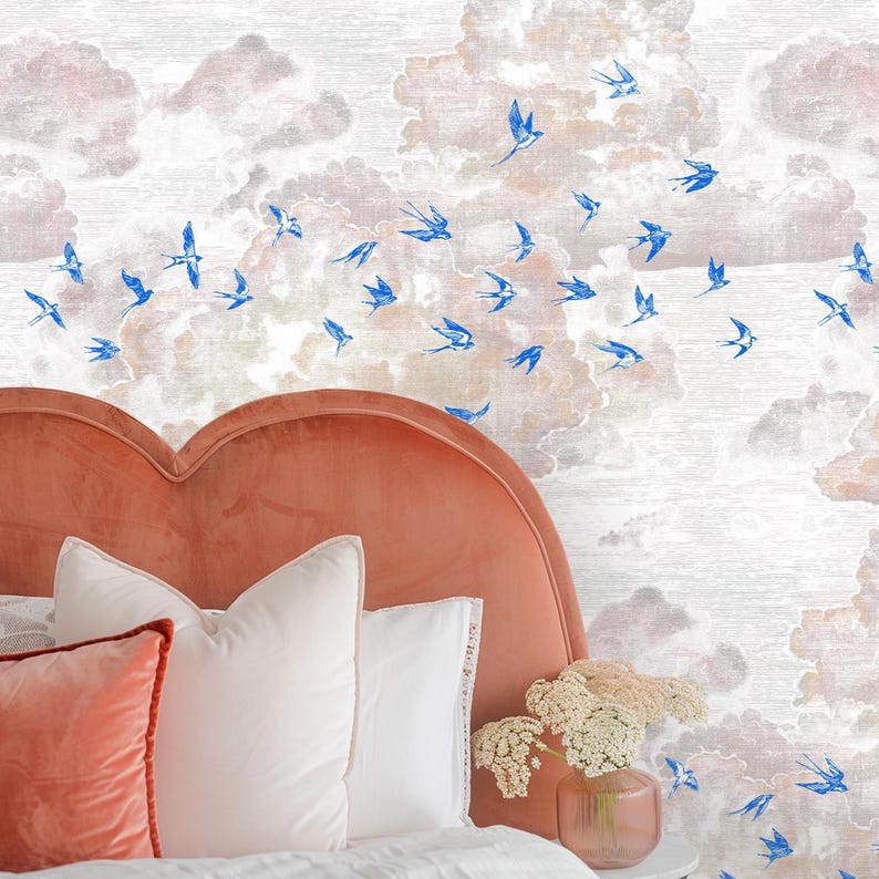 Papel de parede com andorinhas azuis voando, arte de parede temporária com céu nublado e pássaros selvagens, decoração de parede iluminada. imagem 4