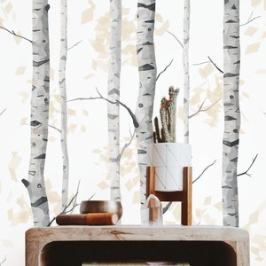Pu&ograve; includere: Un tavolo di legno con uno sfondo di carta da parati con alberi di betulla grigi e bianchi. Il tavolo ha una ciotola di legno, un bastone di legno e un cristallo trasparente in cima. C'&egrave; un vaso di ceramica bianca con un cactus su un supporto di legno.
