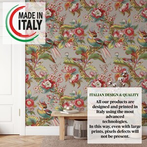 Puede incluir: Un papel tapiz floral con un patr&oacute;n repetitivo de flores rosas, hojas verdes y p&aacute;jaros amarillos y azules. El papel tapiz est&aacute; sobre un fondo gris claro. El texto "MADE IN ITALY" est&aacute; en un c&iacute;rculo en la esquina superior izquierda. El texto "ITALIAN DESIGN & QUALITY" est&aacute; en un rect&aacute;ngulo en la esquina inferior derecha. El texto debajo dice "Todos nuestros productos est&aacute;n dise&ntilde;ados e impresos en Italia utilizando las tecnolog&iacute;as m&aacute;s avanzadas. De esta manera, incluso con impresiones grandes, los defectos de p&iacute;xeles no estar&aacute;n presentes."