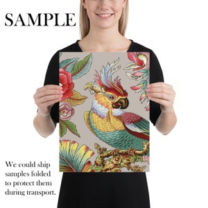 Puede incluir: Una ilustraci&oacute;n colorida de una cacat&uacute;a posada en una rama con flores y hojas tropicales. El p&aacute;jaro es amarillo, rojo y azul con una larga cresta roja. El fondo es gris claro.