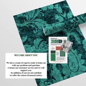 Pode incluir: Um rolo de papel de parede azul turquesa com um desenho floral branco. O texto "WE CARE ABOUT YOU" est&aacute; impresso no rolo. O texto "Diluting the glue" est&aacute; impresso em uma folha de papel separada.