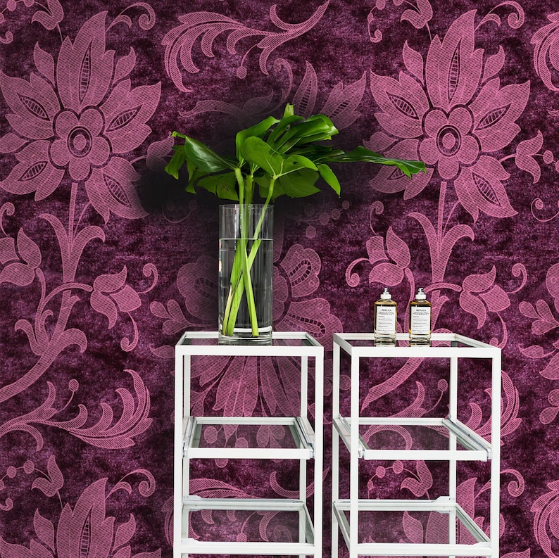 K&ouml;nnte beinhalten: Zwei wei&szlig;e Metallregale mit Glasb&ouml;den, auf denen jeweils zwei kleine Glasflaschen stehen. Die Regale stehen vor einer violetten Wand mit einem rosafarbenen Blumenmuster.
