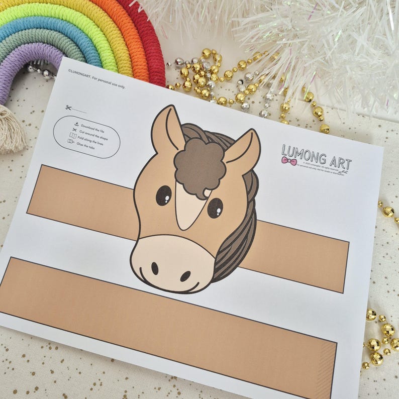 Pu&ograve; includere: Un lavoretto stampabile a forma di testa di cavallo su carta bianca con dettagli marroni e beige. La carta include le istruzioni e il testo "LUMONG ART". Un macram&egrave; arcobaleno e perline dorate sono sullo sfondo.