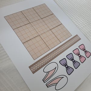 Op de afbeelding: Printbaar knutselpapier met een bruin en wit geruit patroon, een bruine rand met een herhalend patroon en drie roze en paarse strikken. Er zijn ook twee witte konijnenoren met roze binnenkant.