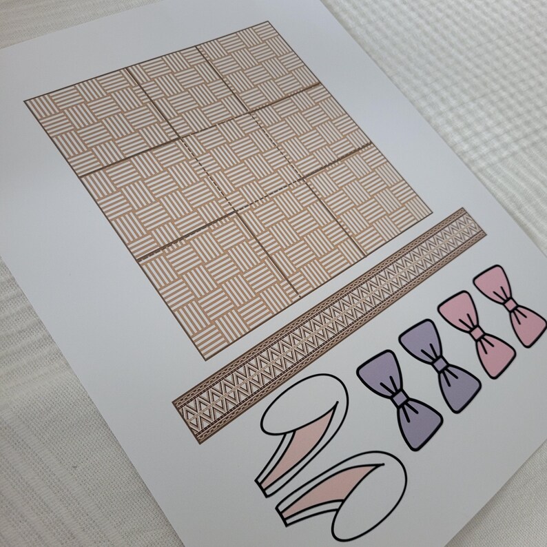 Op de afbeelding: Printbaar knutselpapier met een bruin en wit geruit patroon, een bruine rand met een herhalend patroon en drie roze en paarse strikken. Er zijn ook twee witte konijnenoren met roze binnenkant.