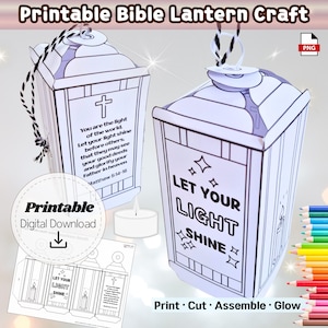 Op de afbeelding: Printbaar Bijbel lantaarn ambacht met twee witte papieren lantaarns met zwarte tekst en een kruisontwerp. Eén lantaarn heeft de tekst "Jij bent het licht van de wereld". De andere zegt "Laat je licht schijnen". Inclusief een printbare digitale download.