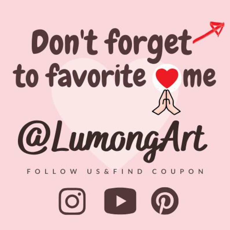 Pu&ograve; includere: Grafica rosa con il testo "Non dimenticare di aggiungermi ai preferiti" e "@LumongArt". Include un cuore rosso, mani in preghiera e icone dei social media per Instagram, YouTube e Pinterest. &Egrave; presente anche il testo "Seguici e trova un coupon".