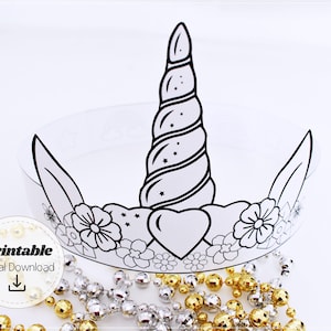 Könnte beinhalten: Druckbare Bastelvorlage für eine Einhornkrone. Die Krone ist weiß mit schwarzen Umrissen und hat ein spiralförmiges Horn, Ohren, Blumen und ein Herz. Die Vorlage ist zum Ausmalen bereit.