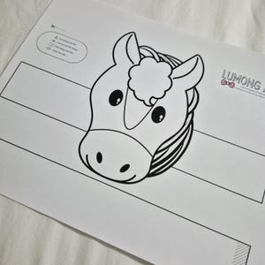 Pu&ograve; includere: Un modello stampabile in bianco e nero di una testa di cavallo su carta bianca. Il cavallo ha grandi occhi e una criniera soffice. Le istruzioni sono stampate nell'angolo in alto a sinistra. Il logo Lumong si trova nell'angolo in alto a destra.