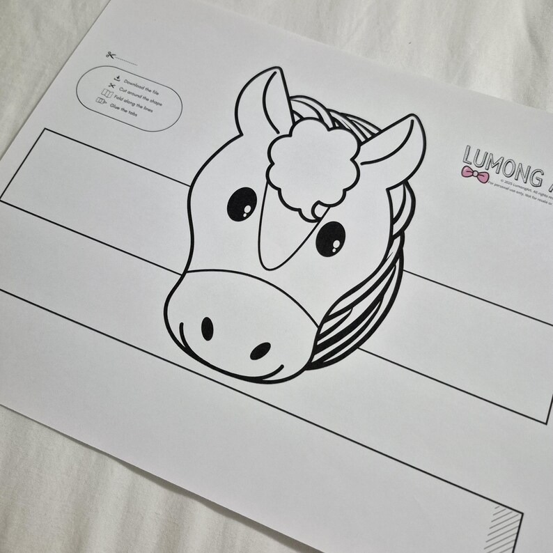 Pu&ograve; includere: Un modello stampabile in bianco e nero di una testa di cavallo su carta bianca. Il cavallo ha grandi occhi e una criniera soffice. Le istruzioni sono stampate nell'angolo in alto a sinistra. Il logo Lumong si trova nell'angolo in alto a destra.