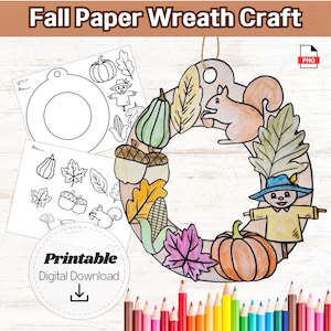 Op de afbeelding: Een papieren kransknutselwerk met een herfstthema, met pompoenen, bladeren en een eekhoorn. De krans is versierd met een vogelverschrikker en maïs. De afbeelding bevat ook afdrukbare sjablonen en kleurpotloden.