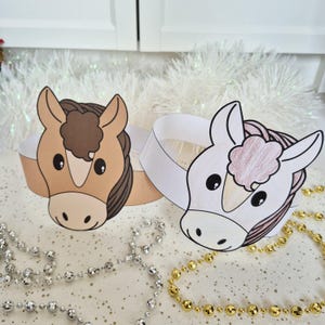Pu&ograve; includere: Due fasce per la testa a forma di testa di cavallo. Una &egrave; marrone chiaro con criniera e ciuffo marroni, l'altra &egrave; bianca con criniera e ciuffo rosa. Entrambe hanno occhi neri e sono fatte di carta. Fili decorativi di perline argentate e dorate in primo piano.
