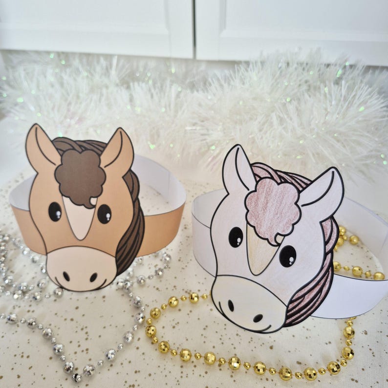Pu&ograve; includere: Due fasce per la testa a forma di cavallo di carta. Una &egrave; marrone chiaro con una criniera marrone, l'altra &egrave; bianca con una criniera rosa. Entrambe hanno occhi neri e sono su una fascia bianca. Perline decorative e orpelli bianchi sullo sfondo.