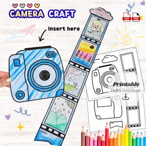 Puede incluir: Un imprimible Camera Craft azul y blanco con un contorno de cámara y una tira de película con dibujos. La tira de película tiene dibujos de un gato, una puesta de sol, un perro y montañas. Las palabras "Camera Craft" están en la parte superior.