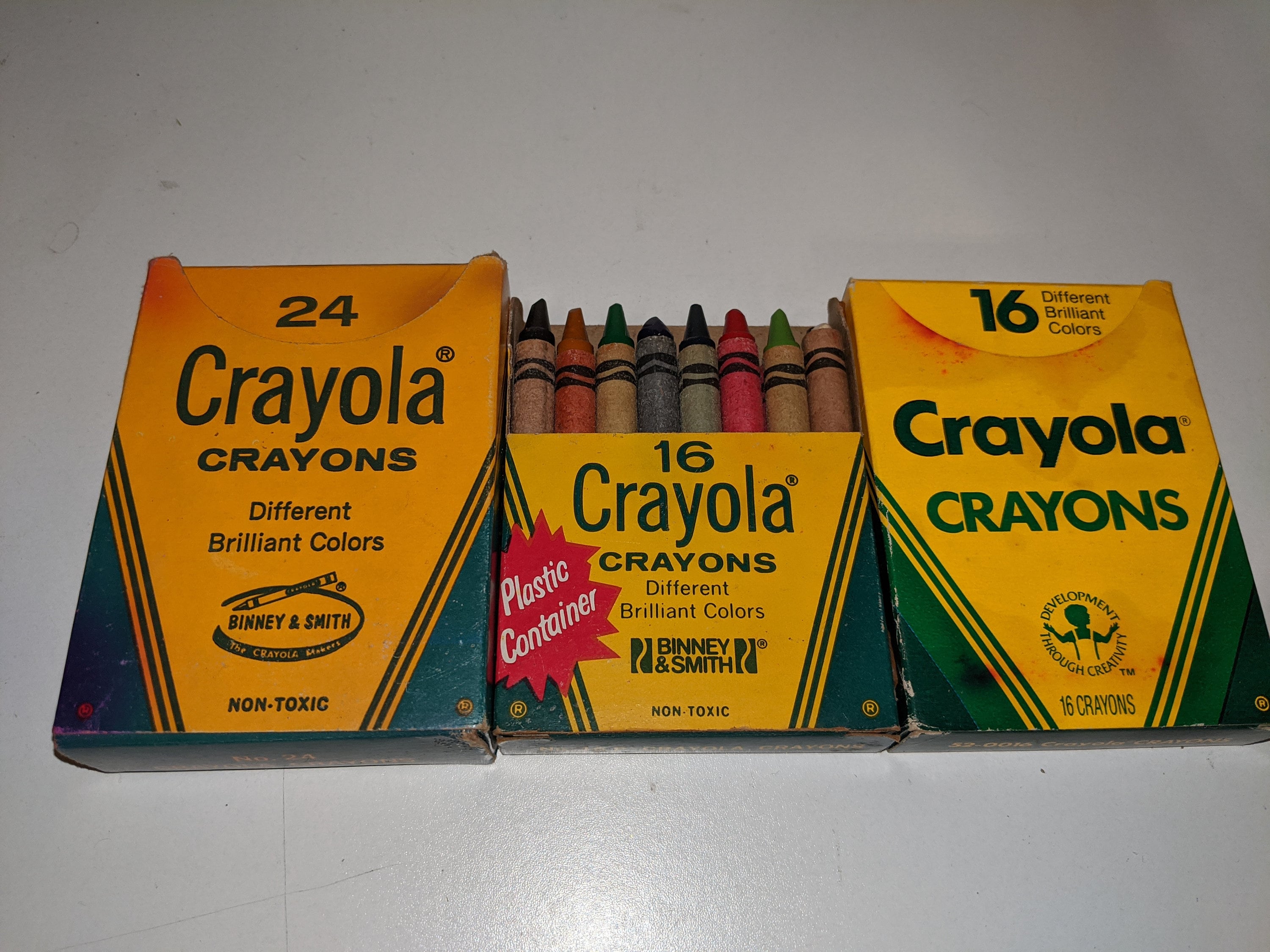 Vintage Crayola Crayon 24 Ct Box Binney & Smith ~ COLORS NEVER TAKEN OUT OF  BOX