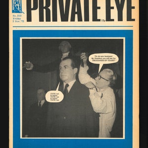 Op de afbeelding: Een vintage cover van het tijdschrift "Private Eye", gedateerd 2 november 1973. De zwart-wit afbeelding toont mannen met tekstballonnen. De titel van het tijdschrift staat prominent in grote, vette letters.