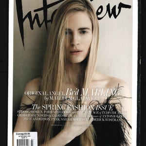 Könnte beinhalten: Die Ausgabe März 2017 des Magazins Interview mit Brit Marling auf dem Cover. Das Cover zeigt den Text Interview, Original Angel Brit Marling by Malcolm Gladwell, The Spring Fashion Issue und weitere aufgeführte Mitwirkende.