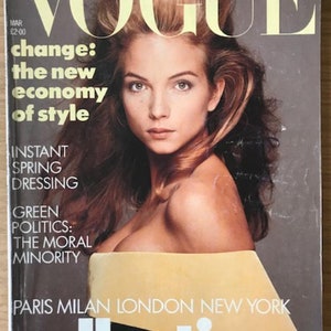 Könnte beinhalten: Vogue-Magazin-Cover mit einer Frau mit blonden Haaren und einem gelben Oberteil. Der Covertext lautet "change: the new economy of style" und "collections".