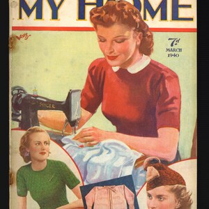 Peut inclure: Une couverture de magazine vintage pour "My Home" représentant une femme cousant sur une machine à coudre Singer. La couverture est de mars 1940 et comprend des instructions pour un bonnet, un pull et une veste de soirée. La couverture du magazine présente également un gros plan d'un pull rose tricoté.