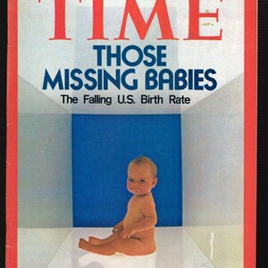 Könnte beinhalten: Das Cover des Time-Magazins vom 16. September 1974 zeigt ein Baby vor einem blau-weißen Hintergrund. Die Schlagzeile lautet "THOSE MISSING BABIES" mit dem Untertitel "The Falling U.S. Birth Rate". Das Wort "TIME" steht in großen roten Buchstaben.