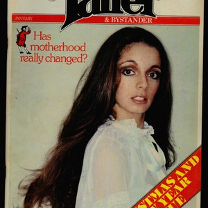 Puede incluir: La portada del número de enero de 1973 de la revista Tatler & Bystander presenta a una mujer con el pelo largo y oscuro que lleva una blusa blanca. El titular dice "Has motherhood really changed?" y la revista está etiquetada como "Christmas and New Year Issue".
