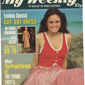 Pode incluir: Uma capa de revista com uma mulher vestindo um vestido de bolinhas vermelhas e brancas com uma borda de renda branca. A revista é intitulada "My Weekly" e a capa apresenta o texto "Fashion Special Cut-Out Dress" e "For Only £8.75".