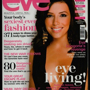 Puede incluir: Una portada de revista con Eva Longoria en la portada. La revista se titula "eve" y la historia de portada es "La venganza de Eva Longoria". La portada también presenta el texto "Your body's sexiest ever fashion" y "80 Gorgeous winter coats".