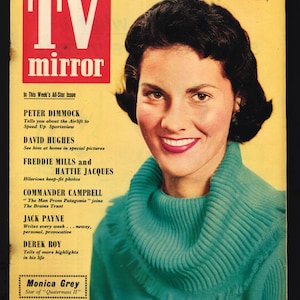 Könnte beinhalten: Ein Vintage-Magazincover mit einer Frau mit dunklen Haaren, die einen türkisfarbenen Rollkragenpullover trägt. Das Magazin heißt "TV mirror" und zeigt eine Liste von Fernsehpersönlichkeiten und Sendungen. Das Datum auf dem Cover ist der 5. November 1955.