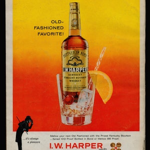 Puede incluir: Un anuncio vintage para I.W. Harper Kentucky Straight Bourbon Whiskey. El anuncio presenta una botella de whisky, un vaso de whisky con una cereza y una rodaja de naranja, y el texto "Old-Fashioned Favorite!" y "I.W. Harper The Gold Medal Bourbon since 1872".